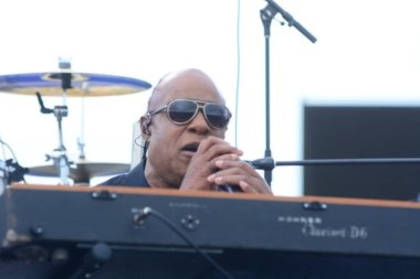 Stevie Wonder, Başkan Barack Obama 'nın 6 Kasım 2016' da Kissimmee Florida 'da başkanlık adaylığını destekleyen mitinginde performans sergiliyor..