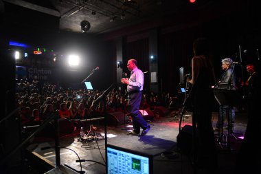 Şarkıcı Jon Bon Jovi, 5 Kasım 2016 'da St. Petersburg Florida' da Devlet Street Theater in Support of HIllary Clinton 'ın Başkan İhalesi' nde sahne alıyor.