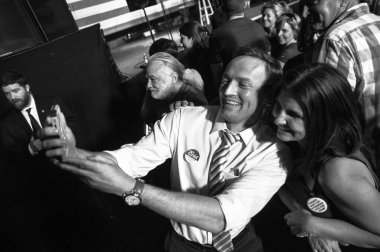 Şarkıcı Jon Bon Jovi, 5 Kasım 2016 'da St. Petersburg Florida' da Devlet Street Theater in Support of HIllary Clinton 'ın Başkan İhalesi' nde sahne alıyor.