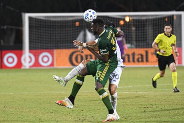 Portland Timbers defans oyuncusu Mabiala, Larrys # 33 ve LA Galaxy Forward Pavon, Cristian # 10 MLS Sırt Turnuvası sırasında 14 Temmuz 2020 tarihinde Orlando Florida ABD 'de ESPN Vahşi Spor Dünyası' nda.  
