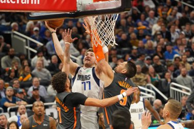 Dallas Mavericks oyuncusu Luka Doncic # 77, 21 Şubat 2020 tarihinde Orlando Florida 'daki Amway Center' da oynanan maçta turnikeye çıktı..  