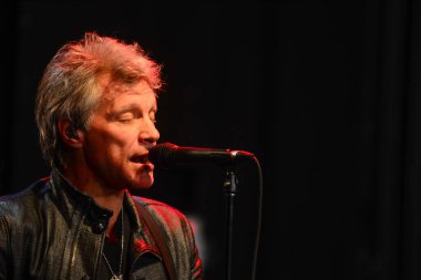 Şarkıcı Jon Bon Jovi, 5 Kasım 2016 'da St. Petersburg Florida' da Devlet Street Theater in Support of HIllary Clinton 'ın Başkan İhalesi' nde sahne alıyor.