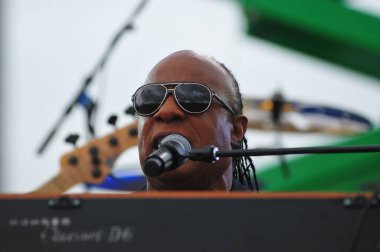 Stevie Wonder, Başkan Barack Obama 'nın 6 Kasım 2016' da Kissimmee Florida 'da başkanlık adaylığını destekleyen mitinginde performans sergiliyor..
