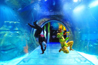 30 Ağustos 2016 'da Orlando Florida' daki güzel Orlando Eye 'daki Cirque du Soleil gösterisi.