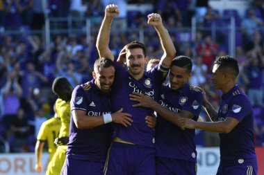 Orlando Magic oyuncusu Fournier, 25 Ekim 2018 tarihinde Orlando Florida 'daki Amway Center' da spor ceketlilere karşı gol atmaya çalıştı..  