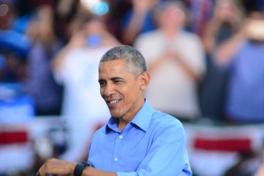 Başkan Barack Obama, Florida Kissimmee 'deki Osceola Heritage Park Stadyumu' nda düzenlenen kampanya mitinginde Demokrat başkan adayı Hillary Clinton 'a seslendi..  