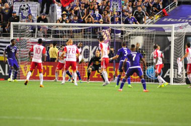 Orlando City SC, 6 Mayıs 2016 'da Orlando Florida' daki Dünya Kampı Stadyumu 'nda New York Red Bulls' a ev sahipliği yaptı..  