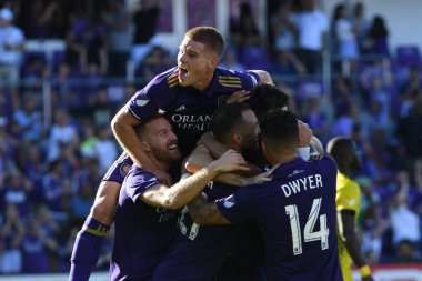 Orlando Magic oyuncusu Fournier, 25 Ekim 2018 tarihinde Orlando Florida 'daki Amway Center' da spor ceketlilere karşı gol atmaya çalıştı..  