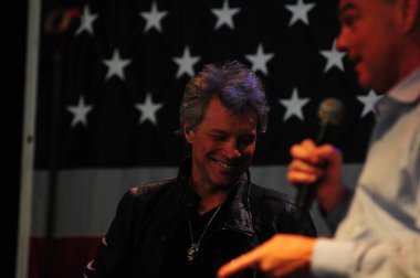 Şarkıcı Jon Bon Jovi, 5 Kasım 2016 'da St. Petersburg Florida' da Devlet Street Theater in Support of HIllary Clinton 'ın Başkan İhalesi' nde sahne alıyor.