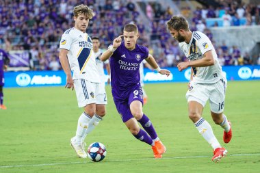 Orlando City 'den C Muller (9), LA Galaxy defansını geçti. Orlando City Stadyumu 'nda 24 Mayıs 2019, Orlando, Florida..  