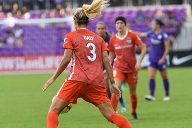 Orlando Pride, 22 Nisan 2018 'de Florida, Orlando' daki Exploria Stadyumu 'nda Houston Dash' e ev sahipliği yaptı..  