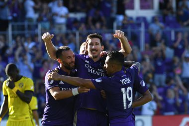 Orlando Magic oyuncusu Fournier, 25 Ekim 2018 tarihinde Orlando Florida 'daki Amway Center' da spor ceketlilere karşı gol atmaya çalıştı..  