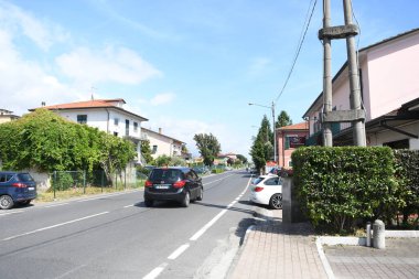 Küçük kasaba manzarası, binalar, yollar. 