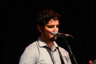 Şarkıcı Jon Bon Jovi, 5 Kasım 2016 'da St. Petersburg Florida' da Devlet Street Theater in Support of HIllary Clinton 'ın Başkan İhalesi' nde sahne alıyor.