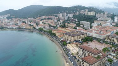 Güzel bir kıyı şeridi manzarası var. 