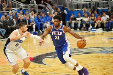 Orlando Magic 27 Aralık 2019 Cuma günü Orlando, Florida 'daki Amway Arena' da Philadelphia 76ers 'a ev sahipliği yapıyor..