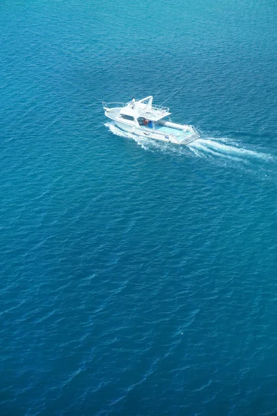 Una Vista Aérea Barco Pesquero Yendo Alta Velocidad Océano —  Fotos de Stock