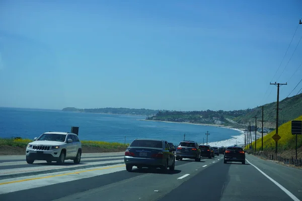 海岸や山を望む高速道路 — ストック写真