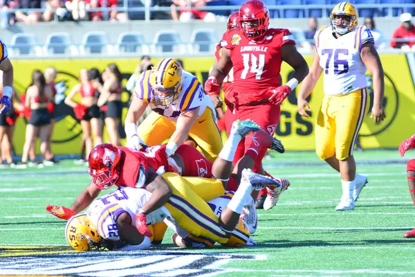 Lsu Enfrenta Louisville Durante 71St Citrus Bowl Camping World Stadium — Fotografia de Stock