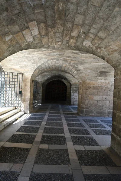 Kalenin kemerleriyle eski koridora bak.