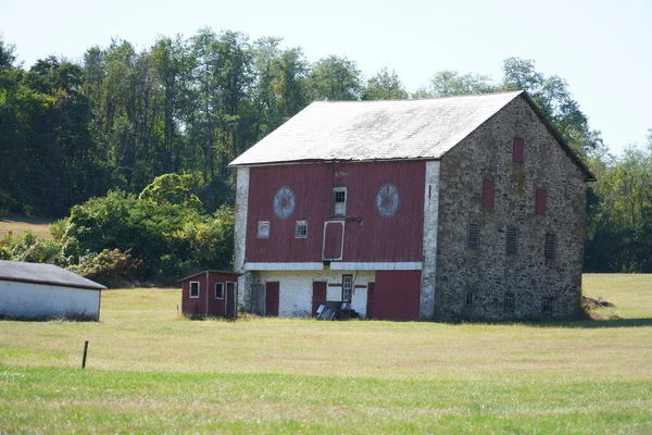 Voir Une Vieille Maison Brique Sur Prairie — Photo