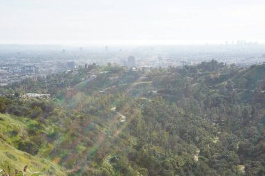 Los Angeles tepelerinin manzarası, tepeler ve şehirler arasındaki yollar.