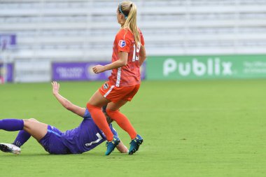Orlando Pride, 22 Nisan 2018 'de Florida, Orlando' daki Exploria Stadyumu 'nda Houston Dash' e ev sahipliği yaptı..  