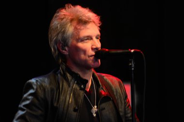 Şarkıcı Jon Bon Jovi, 5 Kasım 2016 'da St. Petersburg Florida' da Devlet Street Theater in Support of HIllary Clinton 'ın Başkan İhalesi' nde sahne alıyor.