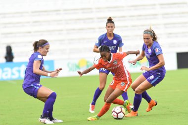Orlando Pride, 22 Nisan 2018 'de Florida, Orlando' daki Exploria Stadyumu 'nda Houston Dash' e ev sahipliği yaptı.. 