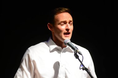 Şarkıcı Jon Bon Jovi, 5 Kasım 2016 'da St. Petersburg Florida' da Devlet Street Theater in Support of HIllary Clinton 'ın Başkan İhalesi' nde sahne alıyor.