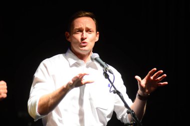 Şarkıcı Jon Bon Jovi, 5 Kasım 2016 'da St. Petersburg Florida' da Devlet Street Theater in Support of HIllary Clinton 'ın Başkan İhalesi' nde sahne alıyor.