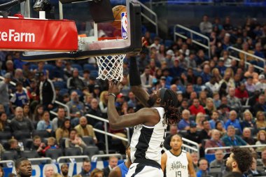 LA Clippers oyuncusu Montrezl Harrel # 5, 26 Ocak 2020 'de Orlando Florida' daki Amway Center 'da basket atıyor..   
