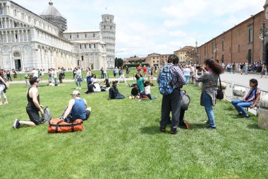 İtalya 'da turistik bir yer, Pisa' nın eğimli kulesi