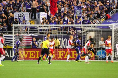 Orlando City SC, 6 Mayıs 2016 'da Orlando Florida' daki Dünya Kampı Stadyumu 'nda New York Red Bulls' a ev sahipliği yaptı..  