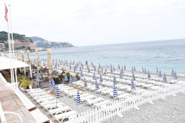 Sahili ve rıhtımı olan sahil manzarası.