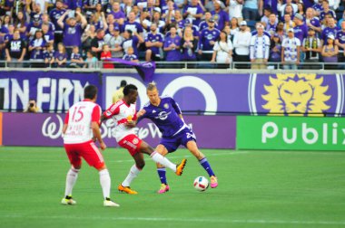 Orlando City SC, 6 Mayıs 2016 'da Orlando Florida' daki Dünya Kampı Stadyumu 'nda New York Red Bulls' a ev sahipliği yaptı..  