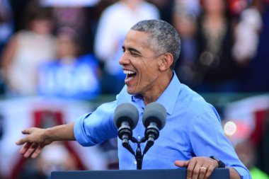 Başkan Barack Obama, Florida Kissimmee 'deki Osceola Heritage Park Stadyumu' nda düzenlenen kampanya mitinginde Demokrat başkan adayı Hillary Clinton 'a seslendi..  