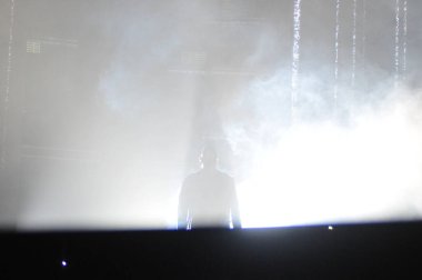 R & B Şarkıcısı Usher 12 Aralık 2014 'te Orlando Florida' daki Amway Center 'da sahne alacak..  