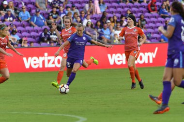 Orlando Pride, 22 Nisan 2018 'de Florida, Orlando' daki Exploria Stadyumu 'nda Houston Dash' e ev sahipliği yaptı..  