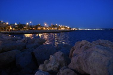 İskele ve şehir ışıklarının gece manzarası 