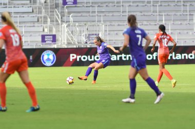 Orlando Pride, 22 Nisan 2018 'de Florida, Orlando' daki Exploria Stadyumu 'nda Houston Dash' e ev sahipliği yaptı..  
