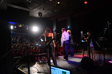Şarkıcı Jon Bon Jovi, 5 Kasım 2016 'da St. Petersburg Florida' da Devlet Street Theater in Support of HIllary Clinton 'ın Başkan İhalesi' nde sahne alıyor.