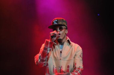 R & B Şarkıcısı Usher 12 Aralık 2014 'te Orlando Florida' daki Amway Center 'da sahne alacak..  