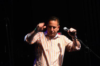 Şarkıcı Jon Bon Jovi, 5 Kasım 2016 'da St. Petersburg Florida' da Devlet Street Theater in Support of HIllary Clinton 'ın Başkan İhalesi' nde sahne alıyor.