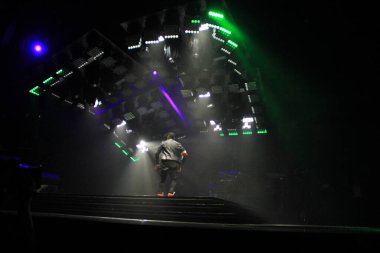 R & B Şarkıcısı Usher 12 Aralık 2014 'te Orlando Florida' daki Amway Center 'da sahne alacak..  