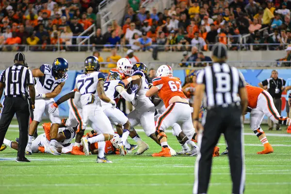 Západní Virginia Mountaineers Čelí Miami Hurricanes Během 71St Russell Bowl — Stock fotografie