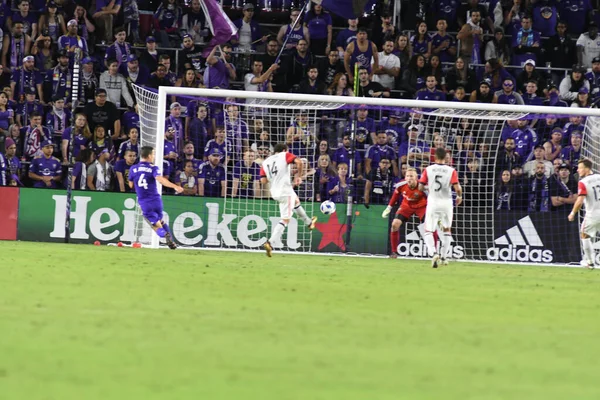 Orlando City SC, 23 Ekim 2016 'da Orlando Florida' daki Camp World Stadyumu 'nda DC United' ı ağırladı..  