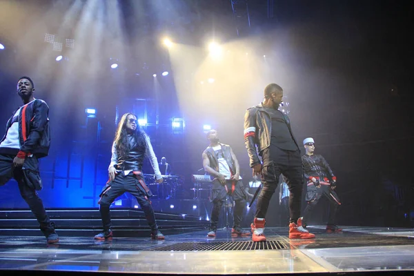 R & B Şarkıcısı Usher 12 Aralık 2014 'te Orlando Florida' daki Amway Center 'da sahne alacak..  