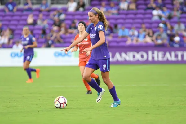 Orlando Pride, 22 Nisan 2018 'de Florida, Orlando' daki Exploria Stadyumu 'nda Houston Dash' e ev sahipliği yaptı..  