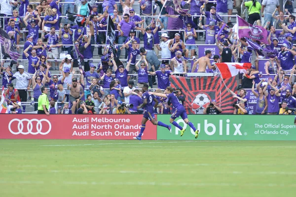 Orlando City 15 Nisan 2017 'de Florida, Orlando' daki Citrus Bowl 'da Los Angeles Galaksisine ev sahipliği yaptı..  